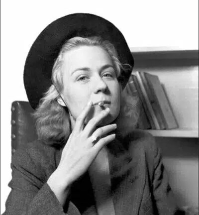 Imagen de la escritora Tove Ditlevsen con sombrero negro y fumando