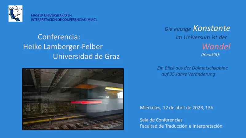 Cartel azul con información y foto de vías de tren oscuras